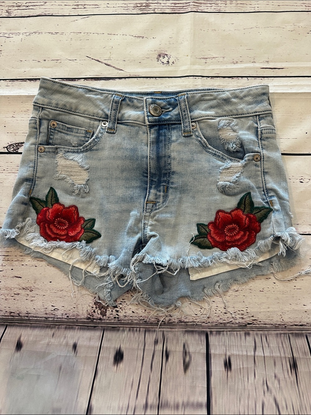 American 🦅 Eagle Outfitters Light Wash Denim Shorts with Red Rose Appliqué